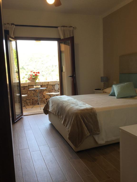 Il Giardino Di Daniela Bed & Breakfast Сан Теодоро Екстериор снимка