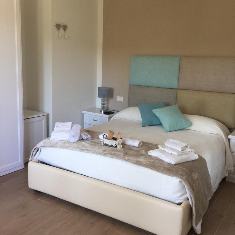 Il Giardino Di Daniela Bed & Breakfast Сан Теодоро Екстериор снимка